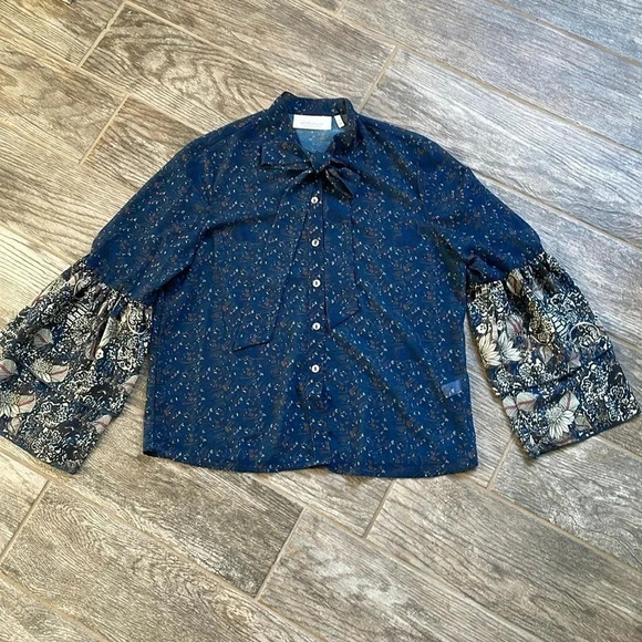 Labellum Hillary Scott print blouse Bell Sleeves Navy Tie at neck Women’s Size M - Picture 3 of 13